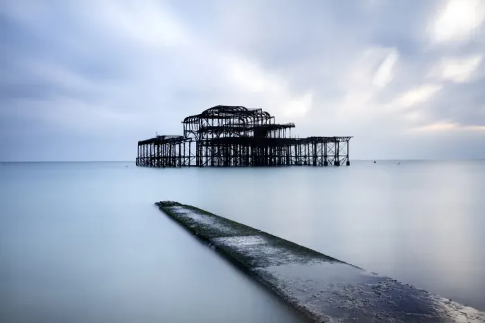 Gerahmter Druck : Bild mit langem Belichtungszeit von dem verlassenen Westpier in Brighton, Brighton (East Sussex), England