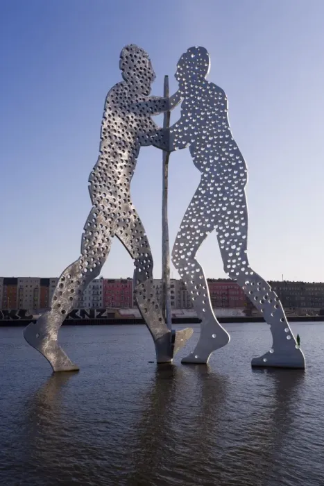 Gerahmter Druck : Molekül-Männer-Statue und FlussSpree Gerahmter Druck : Molekül-Männer-Statue und FlussSpree