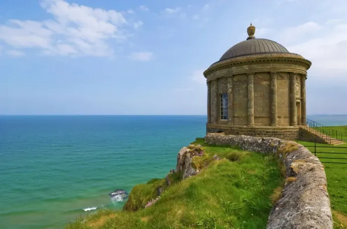 Gerahmter Druck : Der Mussenden-Tempel thront auf einer Klippekante und ist Teil des Downhill-Estates Gerahmter Druck : Der Mussenden-Tempel thront auf einer Klippekante und ist Teil des Downhill-Estates