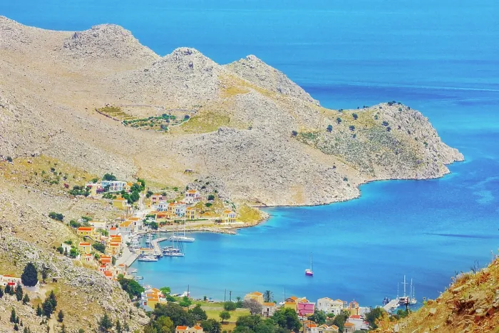 Gerahmter Druck : Pedi Strand, Hochwinkelansicht, Chorio, Symi-Insel, Dodekanes-Inseln, Griechenland. Gerahmter Druck : Pedi Strand, Hochwinkelansicht, Chorio, Symi-Insel, Dodekanes-Inseln, Griechenland.