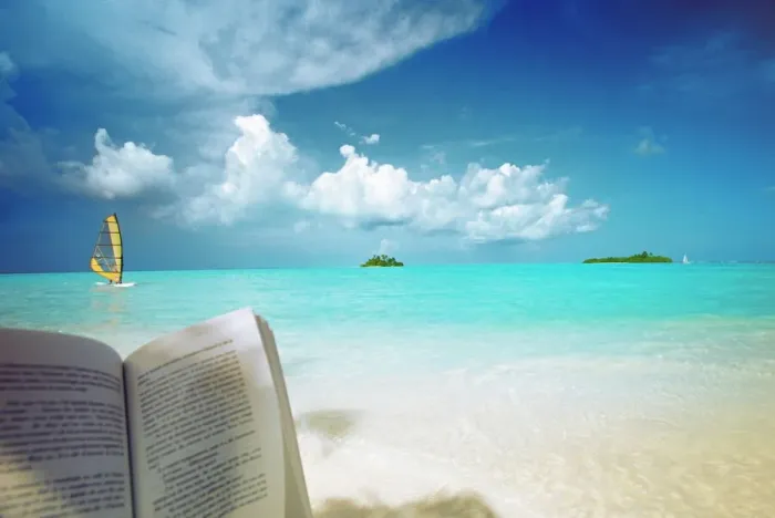 Gerahmter Druck : Lesen eines Buch am Strand mit Wellensurfer und Inseln im Fernen Horizont der Malediven Gerahmter Druck : Lesen eines Buch am Strand mit Wellensurfer und Inseln im Fernen Horizont der Malediven