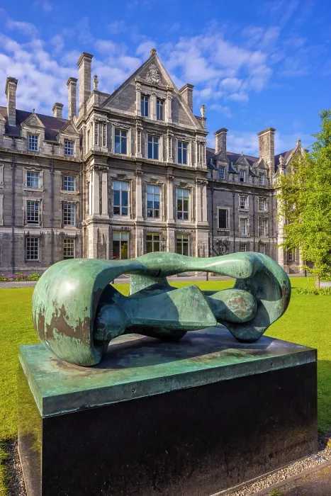 Gerahmter Druck : Reclining Connected Forms von Henry Moore, Trinity College, Dublin, Republik Irland, Europa
