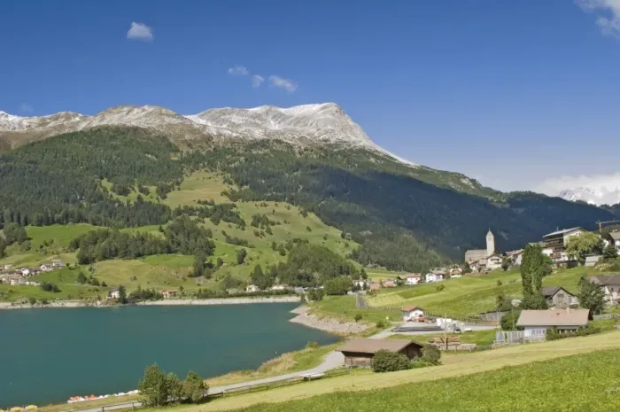 Gerahmter Druck : Dorf Reschén Gerahmter Druck : Dorf Reschén