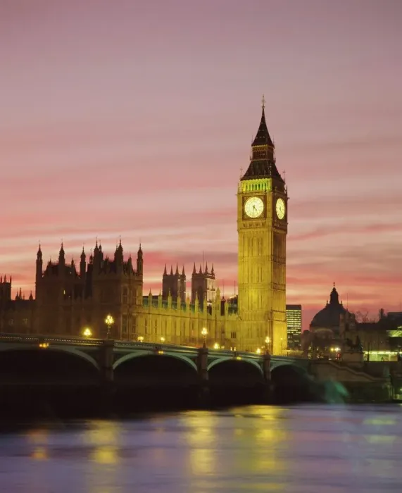 Gerahmter Druck : Der Fluss Themse, der Westminster-Bridge und das Parlamentsgebäude mit dem Großen Ben im Abendlicht Gerahmter Druck : Der Fluss Themse, der Westminster-Bridge und das Parlamentsgebäude mit dem Großen Ben im Abendlicht