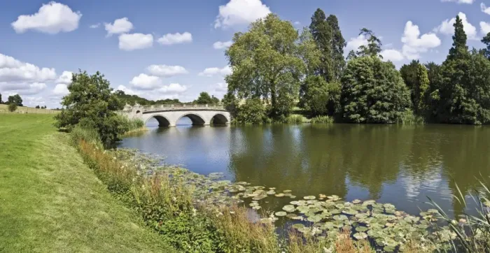 Gerahmter Druck : Brücke Robert Adam, Compton Verney, Warwickshire, England und Vereinigtes Königreich Europas Gerahmter Druck : Brücke Robert Adam, Compton Verney, Warwickshire, England und Vereinigtes Königreich Europas