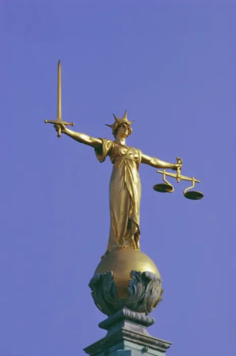 Gerahmter Druck : Die Skalen der Gerechtigkeit über dem Alten Bailliwick-Gerichtsgebäude und den Inn von Königreich Großbritannien in London