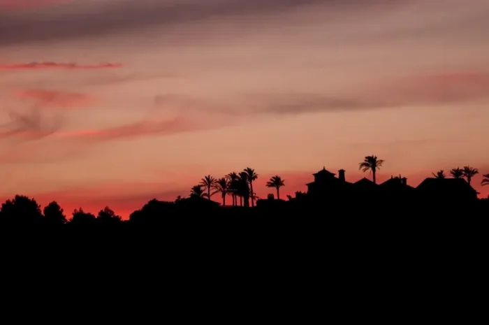 Gerahmter Druck : Die Silhouette der Skyline im Abendhimmel Gerahmter Druck : Die Silhouette der Skyline im Abendhimmel