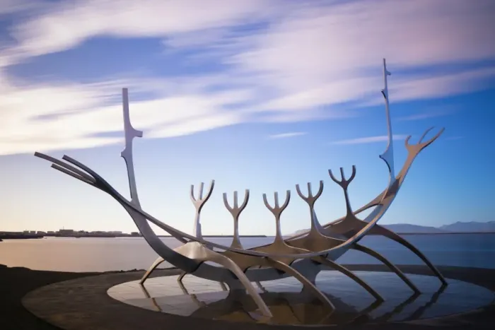 Gerahmter Druck : Solfar (Sonnenreiter), ikonischer Stahlstahlschnurriese moderne Skulptur die eine Wikingerschiff darstellt von Jon Gunnar Arnason in Reykjavik Island im Polarkreis. Gerahmter Druck : Solfar (Sonnenreiter), ikonischer Stahlstahlschnurriese moderne Skulptur die eine Wikingerschiff darstellt von Jon Gunnar Arnason in Reykjavik Island im Polarkreis.
