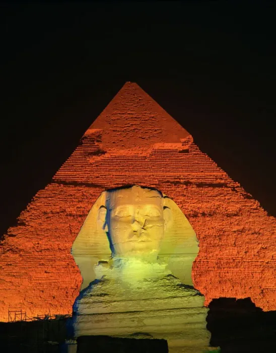 Gerahmter Druck : Die Sphinge und eine der Pyramiden beleuchtet bei Nacht, Gizeh Weltkulturerbe des UNESCO Gerahmter Druck : Die Sphinge und eine der Pyramiden beleuchtet bei Nacht, Gizeh Weltkulturerbe des UNESCO