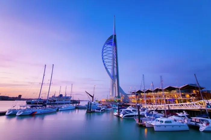 Gerahmter Druck : Spinntakerturm , Gunwharfmarena , Portsmouth , Hampshire , England , Vereinigtes Königreich von Großbritannien und Nordirland in Europa Gerahmter Druck : Spinntakerturm , Gunwharfmarena , Portsmouth , Hampshire , England , Vereinigtes Königreich von Großbritannien und Nordirland in Europa