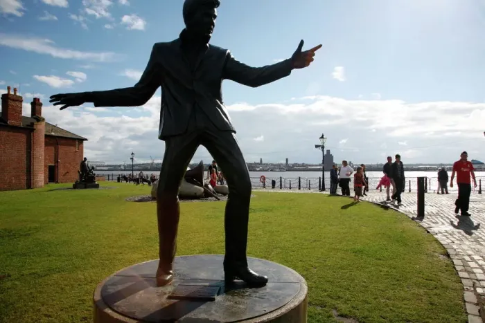 Gerahmter Druck : Die Statue von Billy Fury am Albert-Dock und der Mersey-River in Liverpool Gerahmter Druck : Die Statue von Billy Fury am Albert-Dock und der Mersey-River in Liverpool