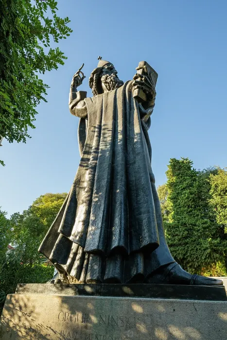 Gerahmter Druck : Die Statue von Gregor von Nin steht aufrecht, zeigt die Figur mit erhobener Hand und offener Buchseite. Gerahmter Druck : Die Statue von Gregor von Nin steht aufrecht, zeigt die Figur mit erhobener Hand und offener Buchseite.