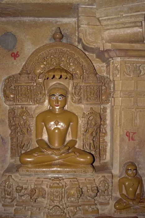 Gerahmter Druck : Skulptur im Inneren eines Jaina-Tempels im alten Stadtteil Gerahmter Druck : Skulptur im Inneren eines Jaina-Tempels im alten Stadtteil