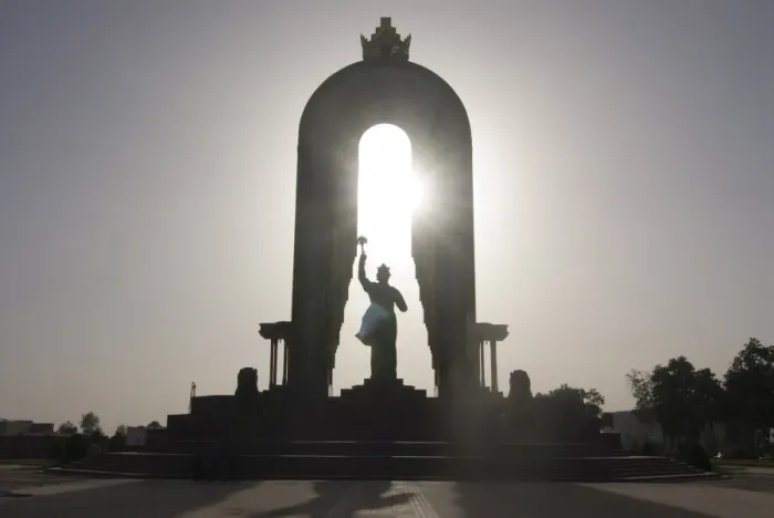 Gerahmter Druck : Die Statue des Ismail-Samani im Schatten, Duschanbe (Tadschikistan), Zentralasien Gerahmter Druck : Die Statue des Ismail-Samani im Schatten, Duschanbe (Tadschikistan), Zentralasien