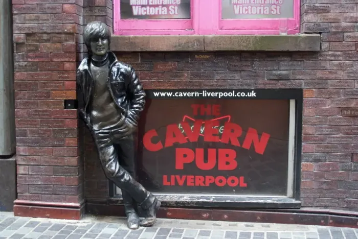 Gerahmter Druck : Bild von John Lennon nahe der ursprünglichen Cavern-Club-Straße, Matthew Street Gerahmter Druck : Bild von John Lennon nahe der ursprünglichen Cavern-Club-Straße, Matthew Street