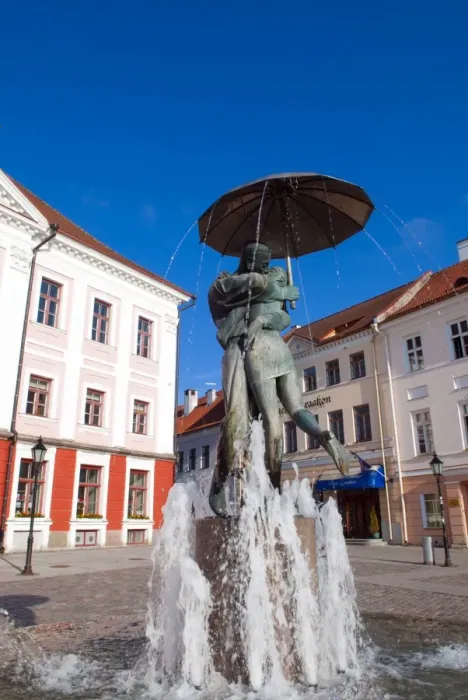 Gerahmter Druck : Büste der Liebenden (Suudlevad Tudengid), Rathausplatz (Raekoja Plats), Tartu, Estland. Baltische Staaten Europäisch Gerahmter Druck : Büste der Liebenden (Suudlevad Tudengid), Rathausplatz (Raekoja Plats), Tartu, Estland. Baltische Staaten Europäisch