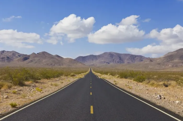 Gerahmter Druck : Gerade Straße , Taglicht-Pass-Straße , Autobahn 374 von Beatty Nevada durch die Traubenberge des Amargas-Ranges nach Todessee mit Efeubüschen entlang der Seitenstraße, Nationalpark Death Valley Kalifornien-Nevadagrenze USA Gerahmter Druck : Gerade Straße , Taglicht-Pass-Straße , Autobahn 374 von Beatty Nevada durch die Traubenberge des Amargas-Ranges nach Todessee mit Efeubüschen entlang der Seitenstraße, Nationalpark Death Valley Kalifornien-Nevadagrenze USA