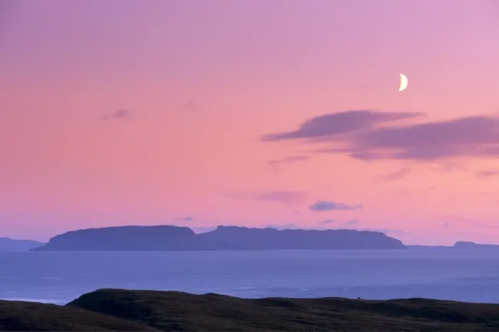 Gerahmter Druck : Sonnenuntergang und halbmond über die Insel Eigg Gerahmter Druck : Sonnenuntergang und halbmond über die Insel Eigg