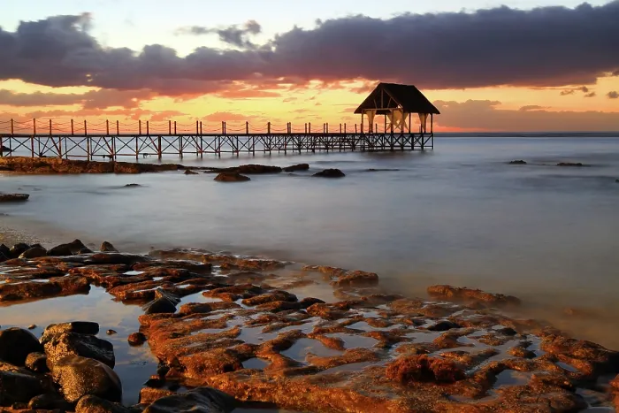 Gerahmter Druck : Sonnenuntergangsblick vom Pier in Pointe Aux Piments, Mauritius während das Tageslicht in den Abend übergeht. Gerahmter Druck : Sonnenuntergangsblick vom Pier in Pointe Aux Piments, Mauritius während das Tageslicht in den Abend übergeht.