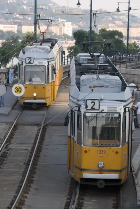 Gerahmter Druck : Zwei Tramway in Budapester Gerahmter Druck : Zwei Tramway in Budapester