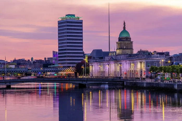 Gerahmter Druck : Der Treasury Dock und Dublin Spire am Abend, Dublin, Republik Irland, Europa. Gerahmter Druck : Der Treasury Dock und Dublin Spire am Abend, Dublin, Republik Irland, Europa.
