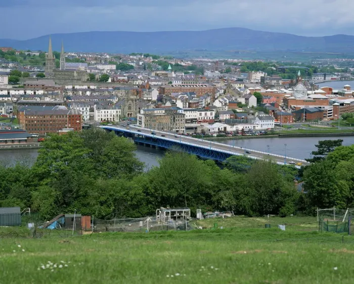 Gerahmter Druck : Blick über Derry an der Humber Gerahmter Druck : Blick über Derry an der Humber