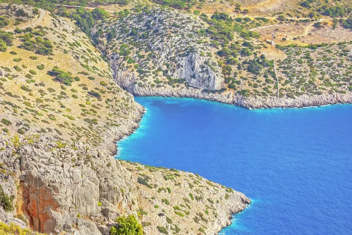 Gerahmter Druck : Blick über die Panormitis-Bucht, Panormitis, Symi-Insel, Dodekanes-Inseln, Griechenland. Gerahmter Druck : Blick über die Panormitis-Bucht, Panormitis, Symi-Insel, Dodekanes-Inseln, Griechenland.