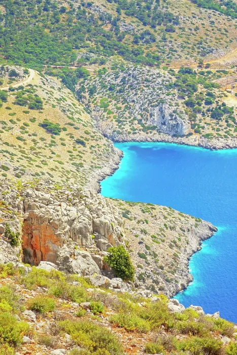 Gerahmter Druck : Blick über die Bucht von Panormitis, Panormitis, Symi-Insel, Dodekanes-Inseln, Griechenland. Gerahmter Druck : Blick über die Bucht von Panormitis, Panormitis, Symi-Insel, Dodekanes-Inseln, Griechenland.