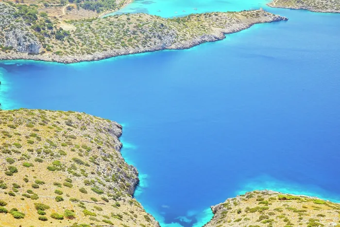 Gerahmter Druck : Blick über die Bucht von Panormitis, Panormitis, Insel Symi, Dodekanes-Inseln, Griechenland. Gerahmter Druck : Blick über die Bucht von Panormitis, Panormitis, Insel Symi, Dodekanes-Inseln, Griechenland.