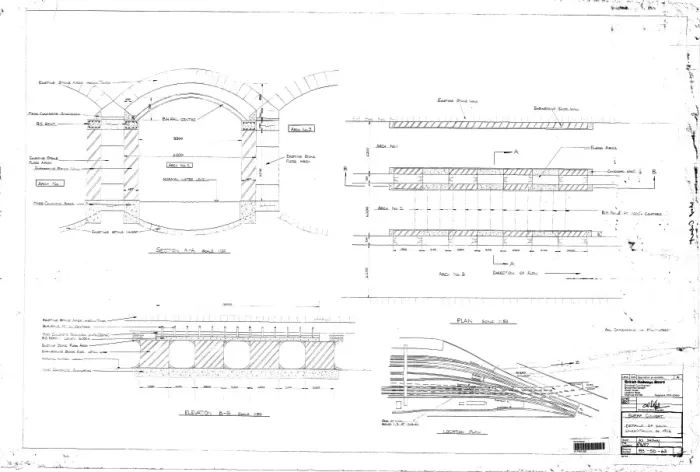 Gerahmter Druck : Bachwerkbrücke-Arbeitshinweise - Pläne, Abschnitte und Höhenaufnahme mit Bogens. (Jahr 1982) Gerahmter Druck : Bachwerkbrücke-Arbeitshinweise - Pläne, Abschnitte und Höhenaufnahme mit Bogens. (Jahr 1982)