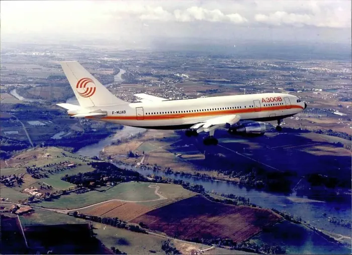 Gerahmter Druck : Luftfahrzeug Airbus A 300 in der Luftmitte eines Fluges Gerahmter Druck : Luftfahrzeug Airbus A 300 in der Luftmitte eines Fluges