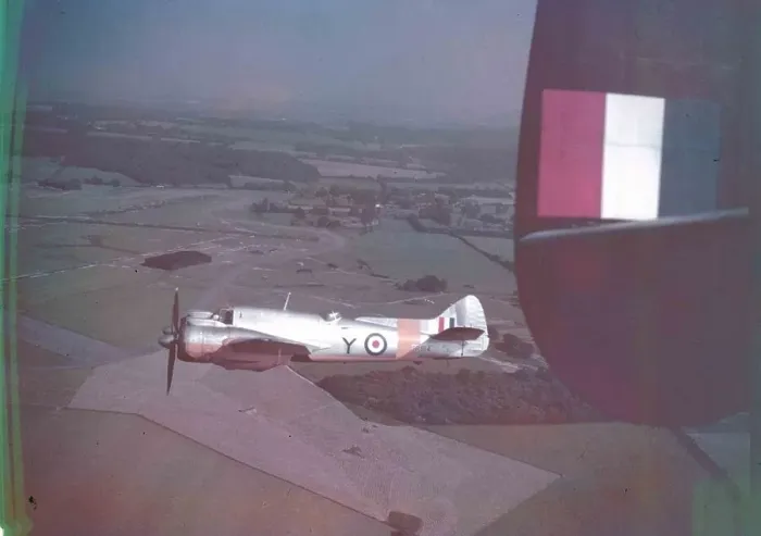 Gerahmter Druck : Die britische Bombe 'Beaufighter', die in den frühen fünfziger Jahren im Einsatz war, entstand als Fortsetzung der Bristol Type 156 - einer zweisitzigen Metallkampfflugzeug mit Komponenten aus dem Bristol Beaufort Torpedobomber. Sie nahm ihren ersten Flug am 17.Juli 1939 auf und wurde kurz darauf in 'Beaufighter' umbenannt Gerahmter Druck : Die britische Bombe 'Beaufighter', die in den frühen fünfziger Jahren im Einsatz war, entstand als Fortsetzung der Bristol Type 156 - einer zweisitzigen Metallkampfflugzeug mit Komponenten aus dem Bristol Beaufort Torpedobomber. Sie nahm ihren ersten Flug am 17.Juli 1939 auf und wurde kurz darauf in 'Beaufighter' umbenannt