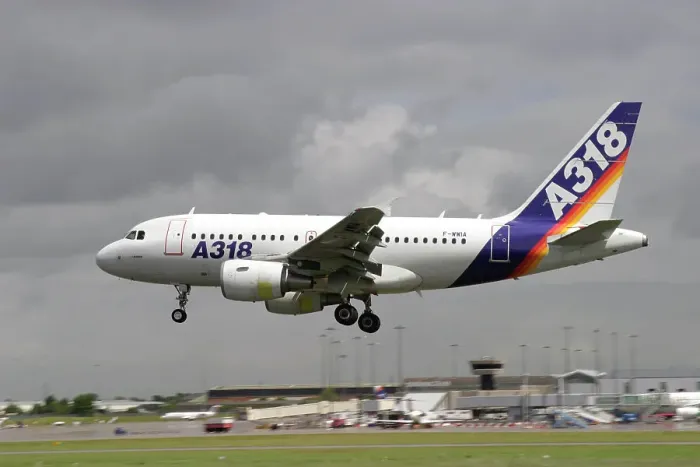 Gerahmter Druck : F-WWIA. A-318 Prototyp-Landung auf Rwy 33 in BHX Gerahmter Druck : F-WWIA. A-318 Prototyp-Landung auf Rwy 33 in BHX