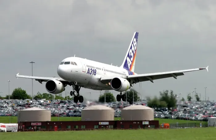 Gerahmter Druck : F-WWIA. A.318 kurze Landung, Abschluss der Rwy 33 für eine Touch-and-Go Gerahmter Druck : F-WWIA. A.318 kurze Landung, Abschluss der Rwy 33 für eine Touch-and-Go