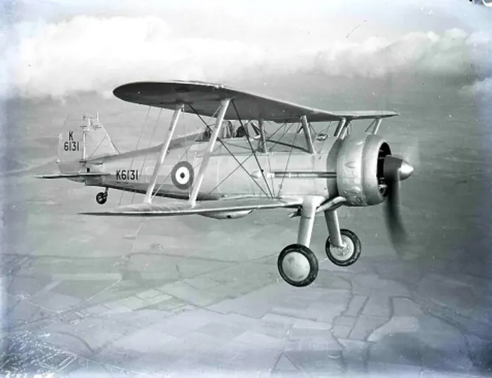 : Der Gloster Gladiator (oder Gloster SS. 37) war ein britanischer Biplan-Jäger, der von der Royal Air Force (RAF), dem Royal Navy sowie einer Reihe anderer Luftwaffen im späten Jahrzehnt des Zweiten Weltkriegs eingesetzt wurde und war das letzte biplane Jägerflugzeug der RAF : Der Gloster Gladiator (oder Gloster SS. 37) war ein britanischer Biplan-Jäger, der von der Royal Air Force (RAF), dem Royal Navy sowie einer Reihe anderer Luftwaffen im späten Jahrzehnt des Zweiten Weltkriegs eingesetzt wurde und war das letzte biplane Jägerflugzeug der RAF