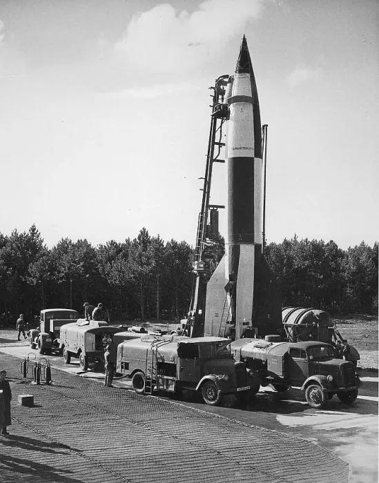 Gerahmter Druck : V2 Rocket. Rakete V2 vor dem Startvorbereitung Gerahmter Druck : V2 Rocket. Rakete V2 vor dem Startvorbereitung