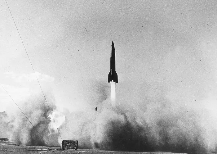 Gerahmter Druck : Rakete V2 wird abgefeuert Gerahmter Druck : Rakete V2 wird abgefeuert