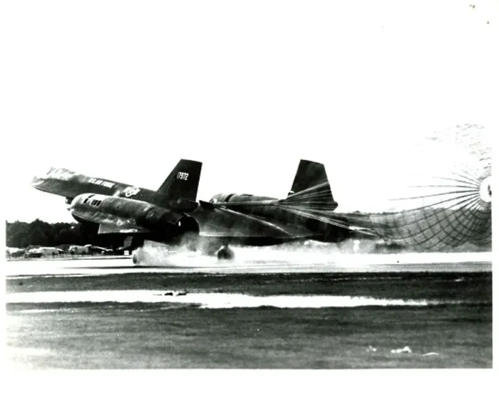 Gerahmter Druck : Lockheed SR-71 landet mit einem Fallschirm, um sich zu verlangsamen Gerahmter Druck : Lockheed SR-71 landet mit einem Fallschirm, um sich zu verlangsamen