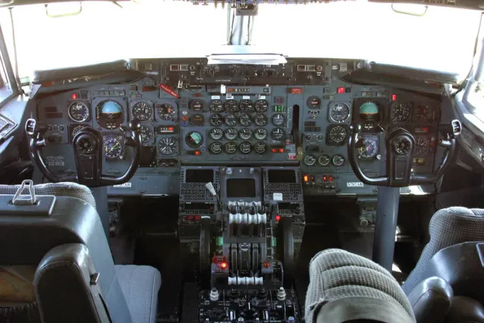Gerahmter Druck : N707AR. cockpit eines Zivilflugzeugs der Typenomada 707 Tanker - Omega's N707AR Gerahmter Druck : N707AR. cockpit eines Zivilflugzeugs der Typenomada 707 Tanker - Omega's N707AR