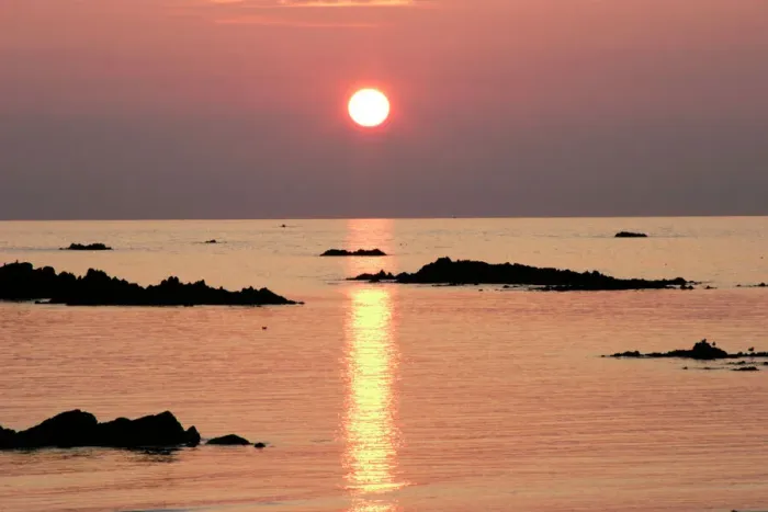 Gerahmter Druck : Sunset. Sonnenuntergang über Cobo-Bay an der Nordküste von Guernsey Gerahmter Druck : Sunset. Sonnenuntergang über Cobo-Bay an der Nordküste von Guernsey