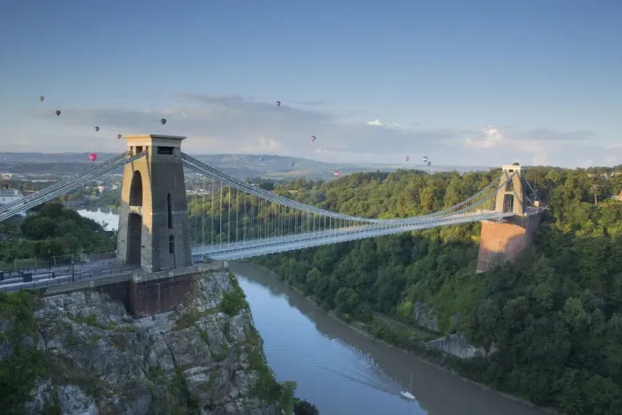 Gerahmter Druck : Kugeln über Clifton, Hängebrücke von Clifton bei Bristol in England im Vereinigten Königreich