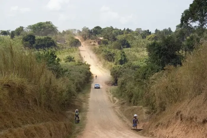Gerahmter Druck : Erdstraße in Uganda Gerahmter Druck : Erdstraße in Uganda