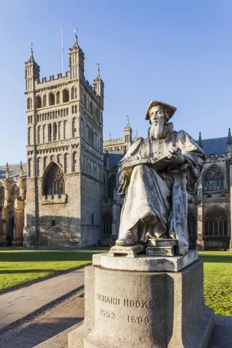 Gerahmter Druck : England, Devon, Exeter, Dom St. Peter und die Statue von Richard Hooker Gerahmter Druck : England, Devon, Exeter, Dom St. Peter und die Statue von Richard Hooker
