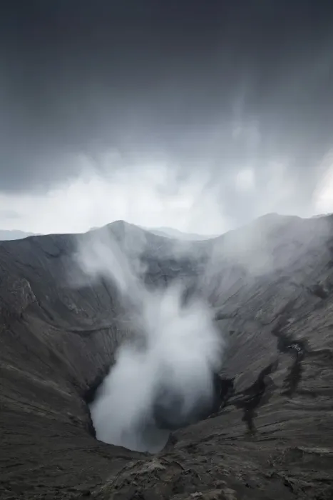 Gerahmter Druck : Indonesien, Java, Rauchvulkan Bromo; Vulkanismus im nationalen Naturpark Bromo-Tengger-Semeru auf der InselJava Gerahmter Druck : Indonesien, Java, Rauchvulkan Bromo; Vulkanismus im nationalen Naturpark Bromo-Tengger-Semeru auf der InselJava