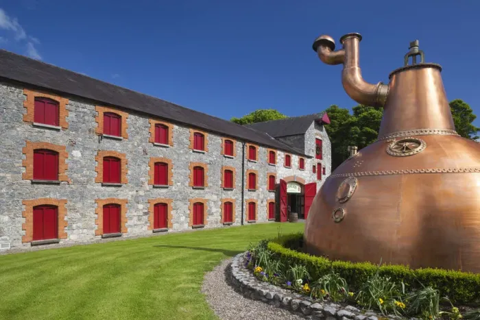Gerahmter Druck : Irland, Grafschaft Cork, Midleton, Jamesons Irischer Whisky-Brennerei , riesiger Kupfer Gerahmter Druck : Irland, Grafschaft Cork, Midleton, Jamesons Irischer Whisky-Brennerei , riesiger Kupfer