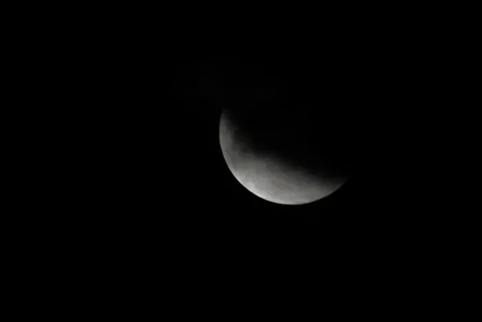 Gerahmter Druck : Ein Teil eines Mondes-Eclipses wird in Karatschi gesehen Gerahmter Druck : Ein Teil eines Mondes-Eclipses wird in Karatschi gesehen