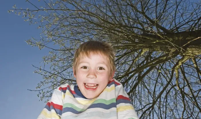 Gerahmter Druck : Junges Jungen in Norfolke springt