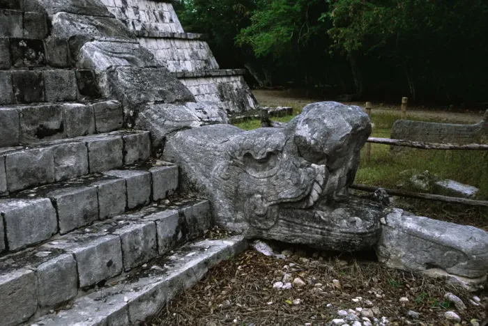 Gerahmter Druck : Mexiko, Chi'chen Itza, Steinschlangenkopf Gerahmter Druck : Mexiko, Chi'chen Itza, Steinschlangenkopf