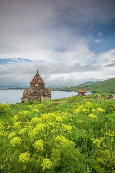 Gerahmter Druck : Armenia, Sevan. Die Kirche von der Abtei Sevanavank im Außenbereich