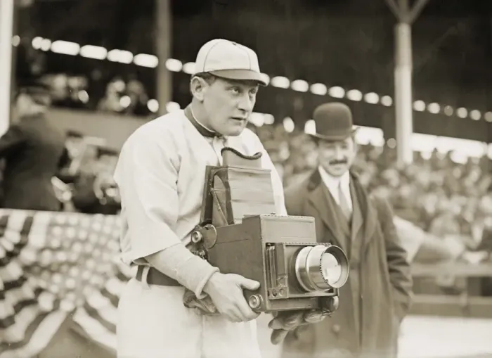 Gerahmter Druck : Baseball: Kamera, 1911. Hermann A. Deutschland Schäfer Baseballspieler für die Washington Senators mit einer Kamera in New York Fotografie aus dem Jahr 1911 Gerahmter Druck : Baseball: Kamera, 1911. Hermann A. Deutschland Schäfer Baseballspieler für die Washington Senators mit einer Kamera in New York Fotografie aus dem Jahr 1911
